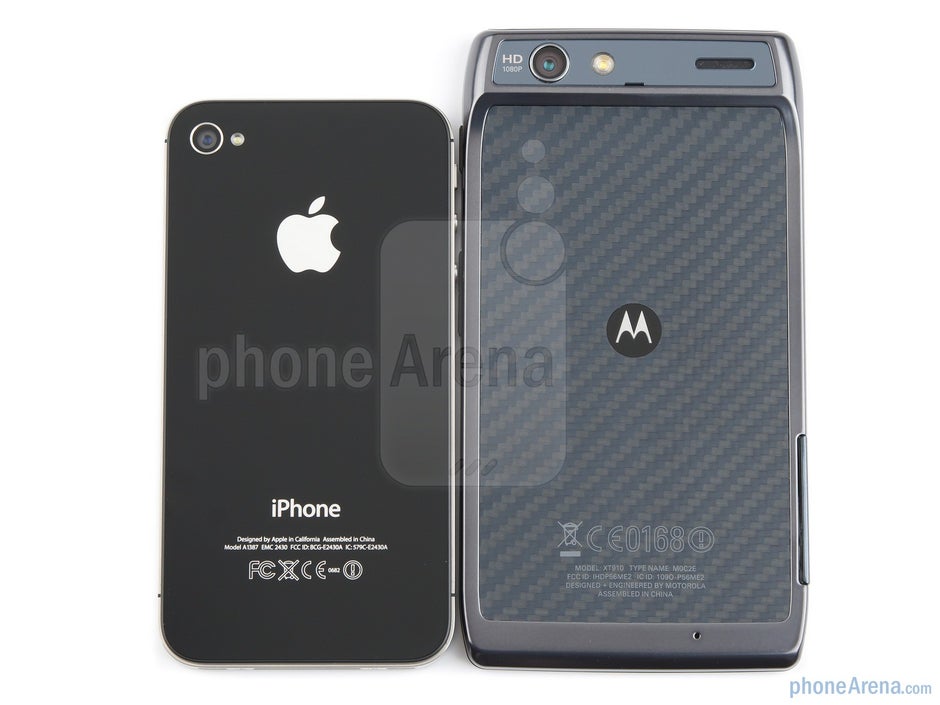 Motorola DROID RAZR (a destra, in alto) e Apple iPhone 4S (a sinistra, in basso) - Motorola DROID RAZR contro Apple iPhone 4S