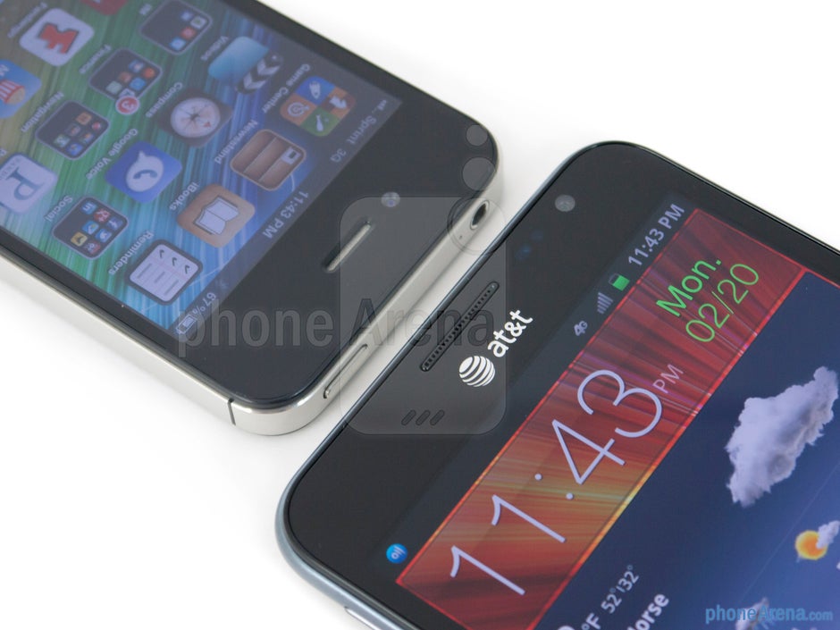 Front-facing cameras - The Samsung Galaxy Note LTE (right) and the Apple iPhone 4S (left) - Samsung Galaxy Note LTE vs Apple iPhone 4S