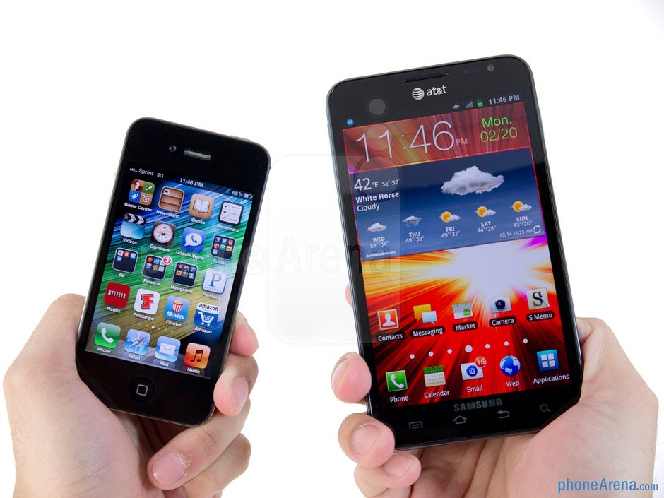 The Samsung Galaxy Note LTE (right) and the Apple iPhone 4S (left) - Samsung Galaxy Note LTE vs Apple iPhone 4S