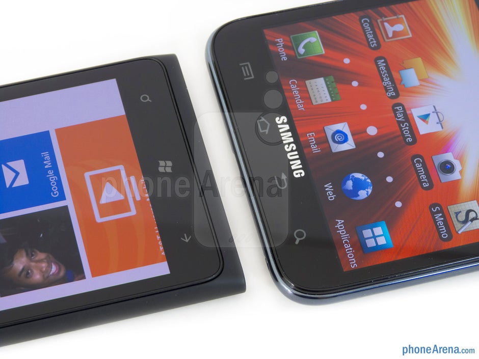 Botones debajo de las pantallas - El Nokia Lumia 900 (izquierda) y el Samsung Galaxy Note LTE (derecha) - Nokia Lumia 900 vs Samsung Galaxy Note LTE