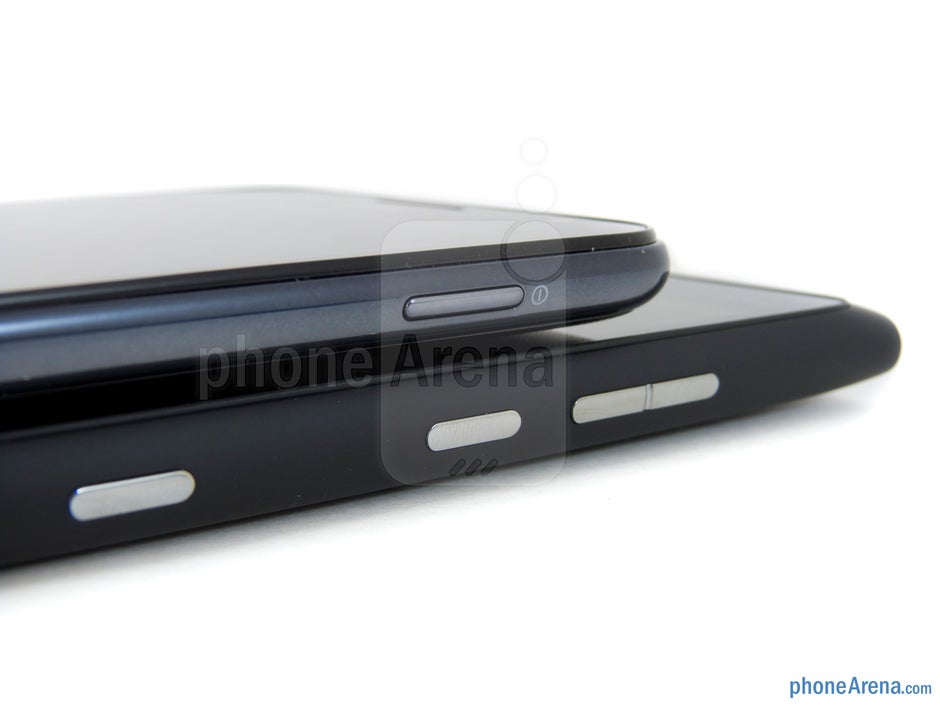 Teclas de encendido - Nokia Lumia 900 (abajo) y Samsung Galaxy Note LTE (arriba) - Nokia Lumia 900 vs Samsung Galaxy Note LTE