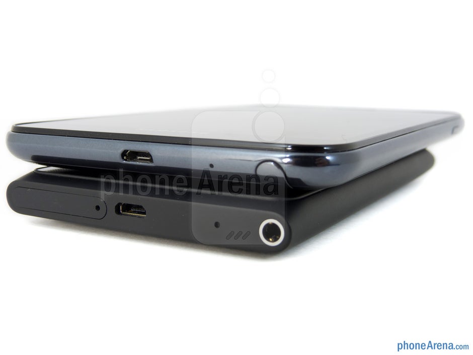 Puertos microUSB - El Nokia Lumia 900 (abajo) y el Samsung Galaxy Note LTE (arriba) - Nokia Lumia 900 vs Samsung Galaxy Note LTE