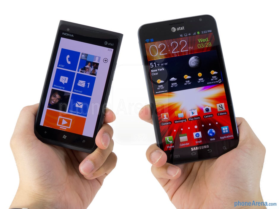 El Nokia Lumia 900 (izquierda) y el Samsung Galaxy Note LTE (derecha) - Nokia Lumia 900 vs Samsung Galaxy Note LTE