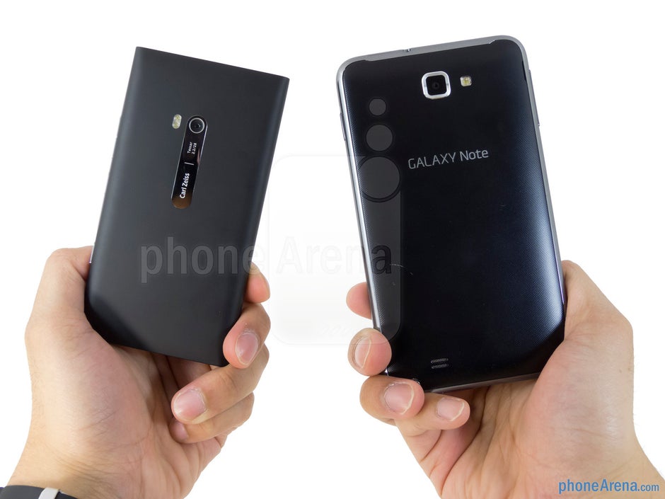 El Nokia Lumia 900 (izquierda) y el Samsung Galaxy Note LTE (derecha) - Nokia Lumia 900 vs Samsung Galaxy Note LTE