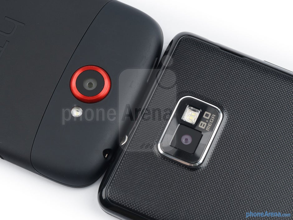 Fotocamere posteriori - HTC One S (sinistra) e Samsung Galaxy S II (destra) - HTC One S vs Samsung Galaxy S II
