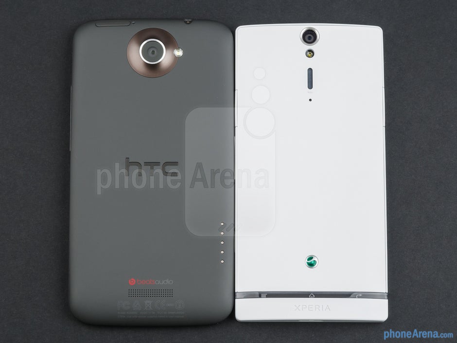 Dorsi - HTC One X (sinistra) e Sony Xperia S (destra) - HTC One X vs Sony Xperia S
