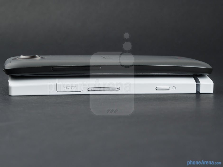 Destra - I lati dell'HTC One X (in alto) e del Sony Xperia S (in basso) - HTC One X vs Sony Xperia S