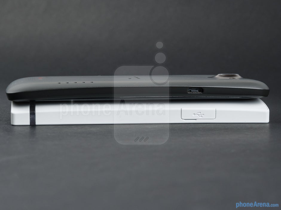 Sinistra - I lati dell'HTC One X (in alto) e del Sony Xperia S (in basso) - HTC One X vs Sony Xperia S