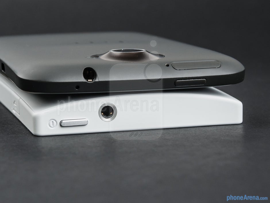 In alto - I lati dell'HTC One X (in alto) e del Sony Xperia S (in basso) - HTC One X vs Sony Xperia S
