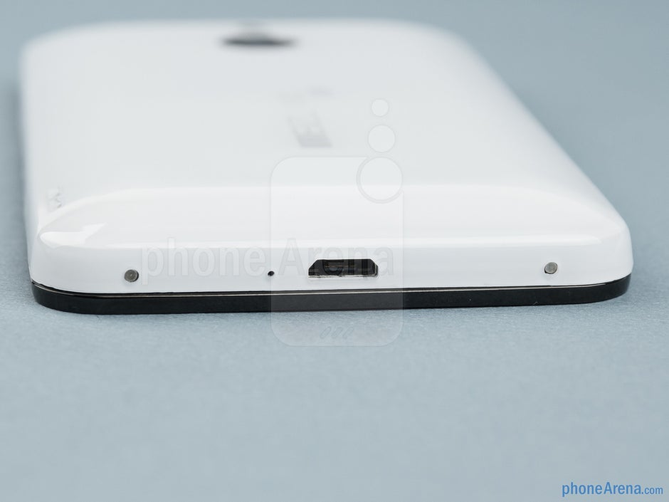microUSB port (bottom) - The sides of the Meizu MX - Meizu MX Review