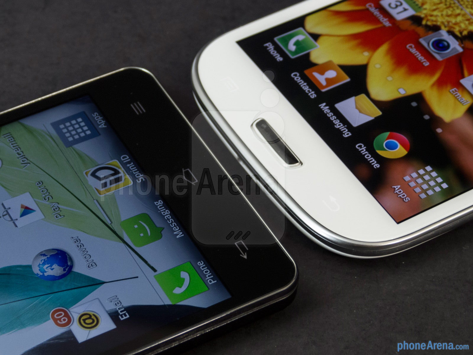 The capacitive buttons below the screens - LG Optimus G vs Samsung Galaxy S III