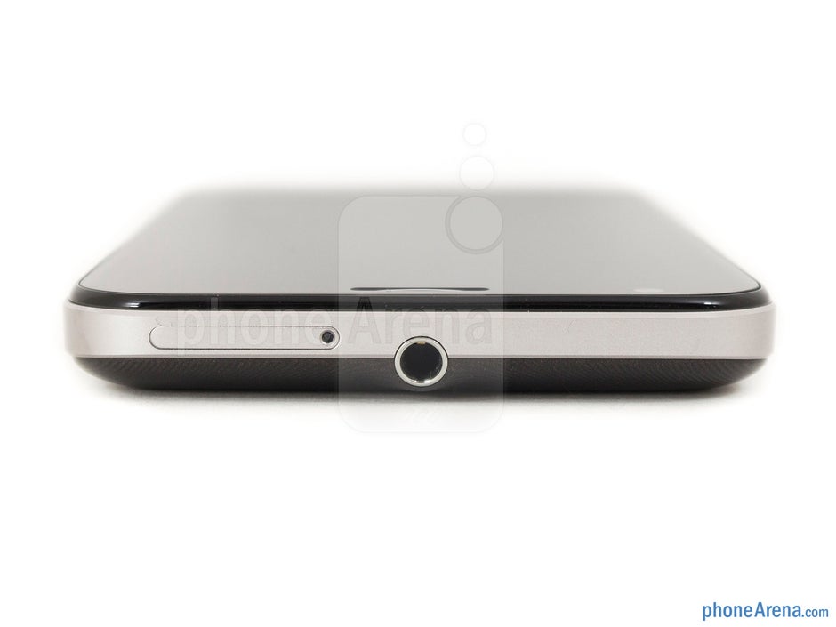 Jack da 3,5 mm (in alto) - I lati dell'Asus Padfone 2 - Recensione Asus Padfone 2