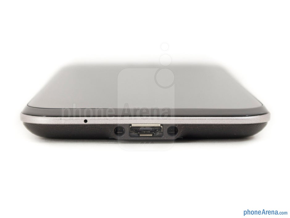 Porta di ricarica - I lati dell'Asus Padfone 2 - Recensione Asus Padfone 2