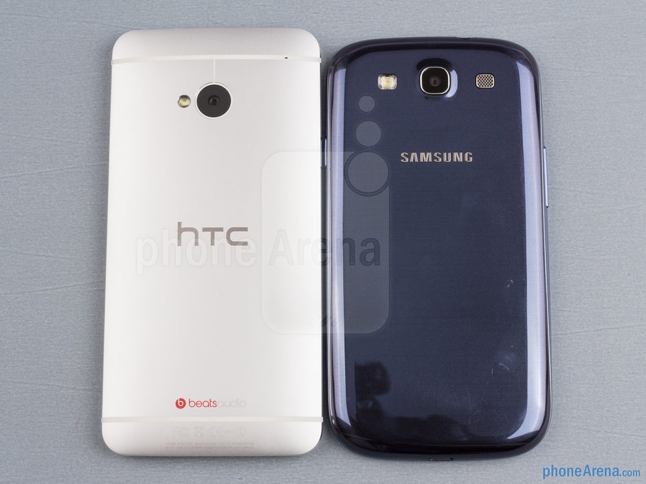 Schienali - I lati dell'HTC One (in basso, a sinistra) e del Samsung Galaxy S III (in alto, a destra) - HTC One vs Samsung Galaxy S III