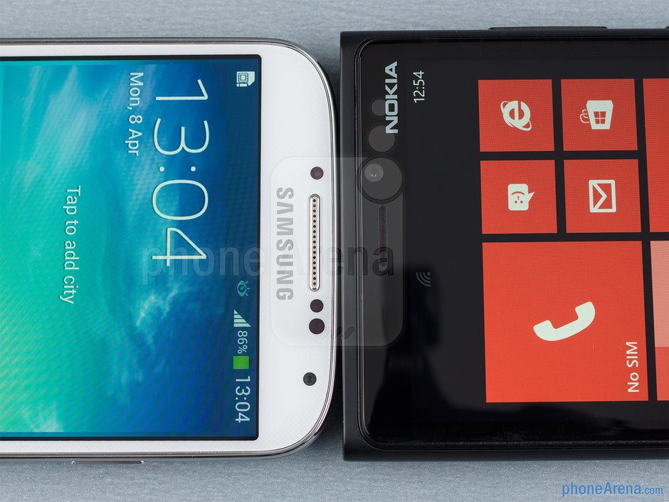Il Samsung Galaxy S4 (a sinistra, in basso) e il Nokia Lumia 920 (a destra, in alto) - Samsung Galaxy S4 vs Nokia Lumia 920