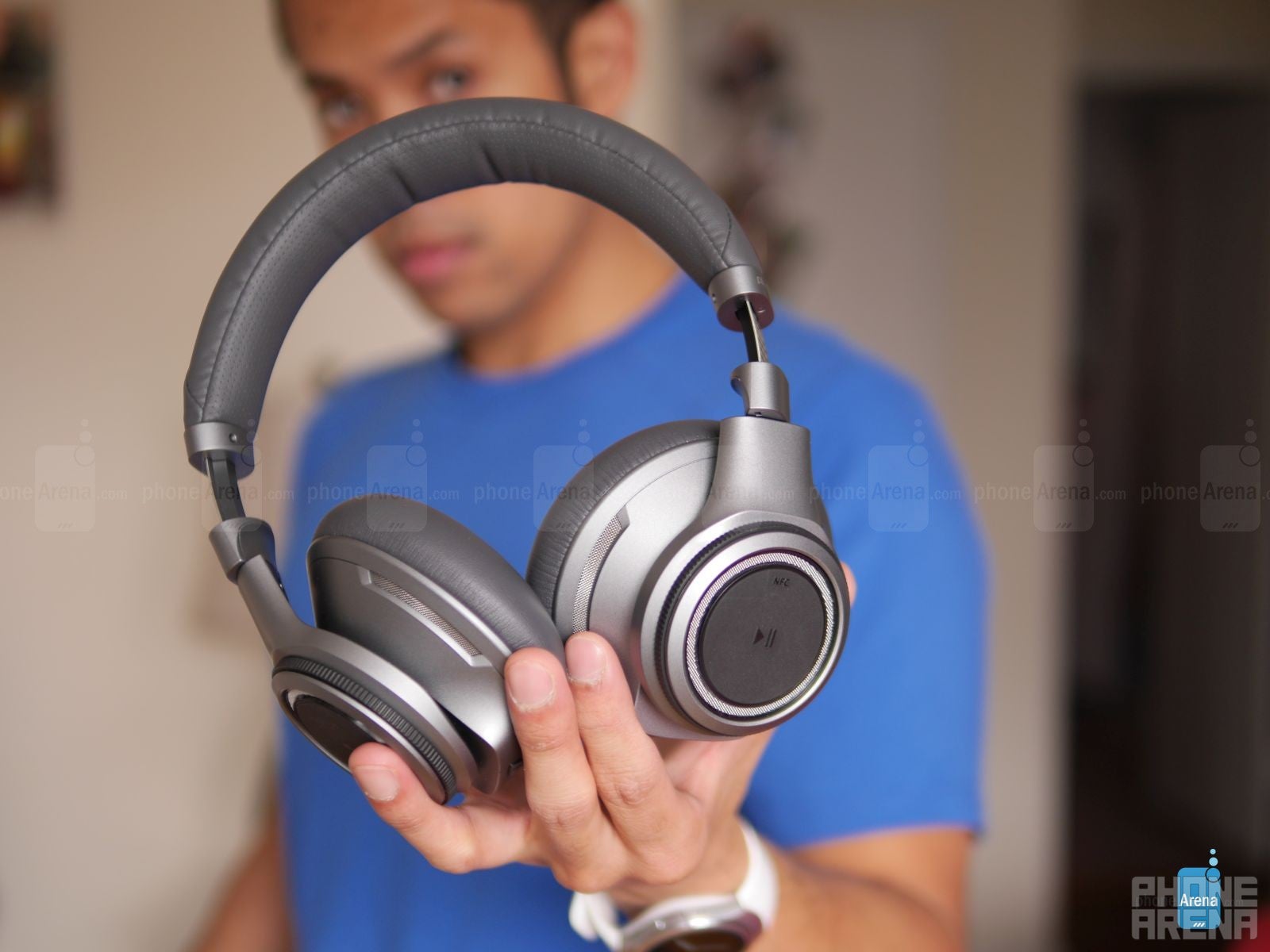 The same 40mm drivers help produce the potent mixture we’ve been exposed to before - Plantronics BackBeat Pro+ Review