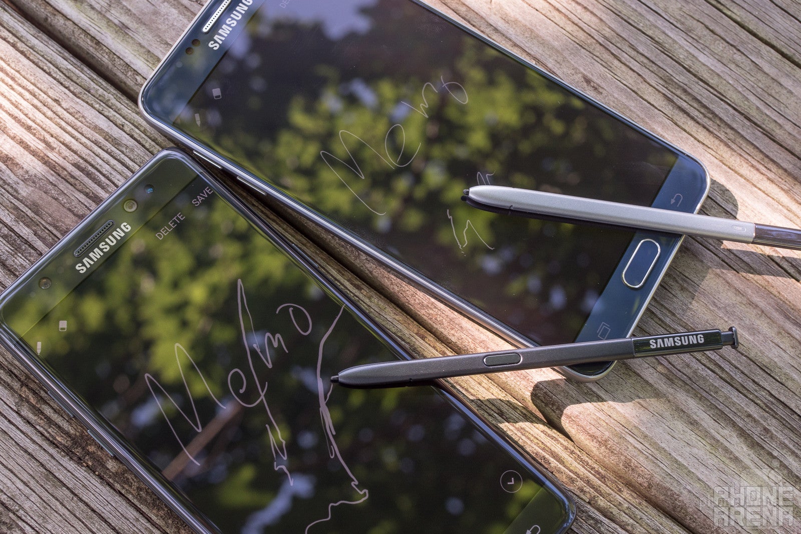 Note7 in black; Note 5 in dark blue - Samsung Galaxy Note 7 vs Samsung Galaxy Note 5