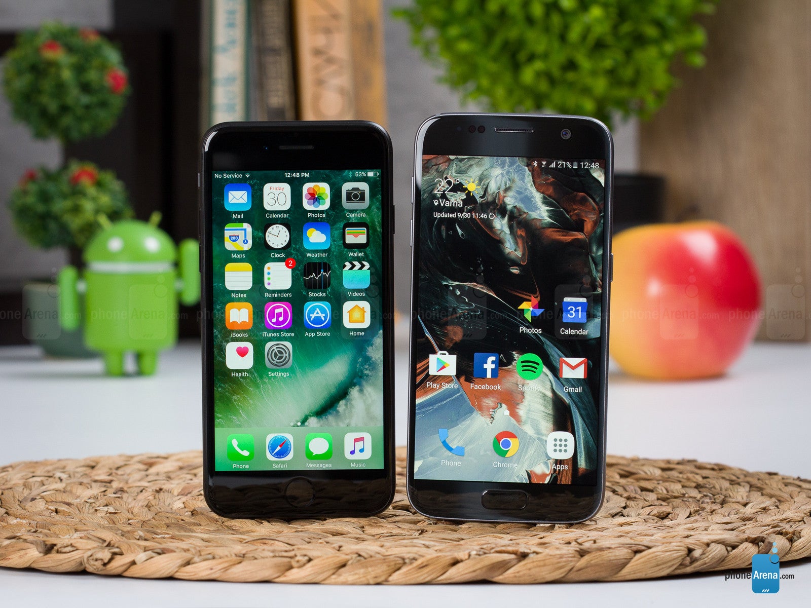 Телефон мощнее айфона. Iphone Samsung. Apple vs Samsung. Эппл против самсунг. Samsung s8 vs iphone 7.