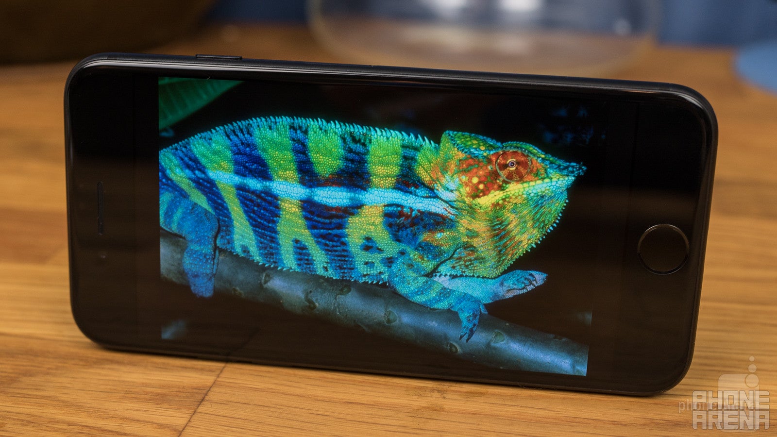 The iPhone 7 is the first phone to support the DCI-P3 color space - Apple iPhone 7 vs HTC 10