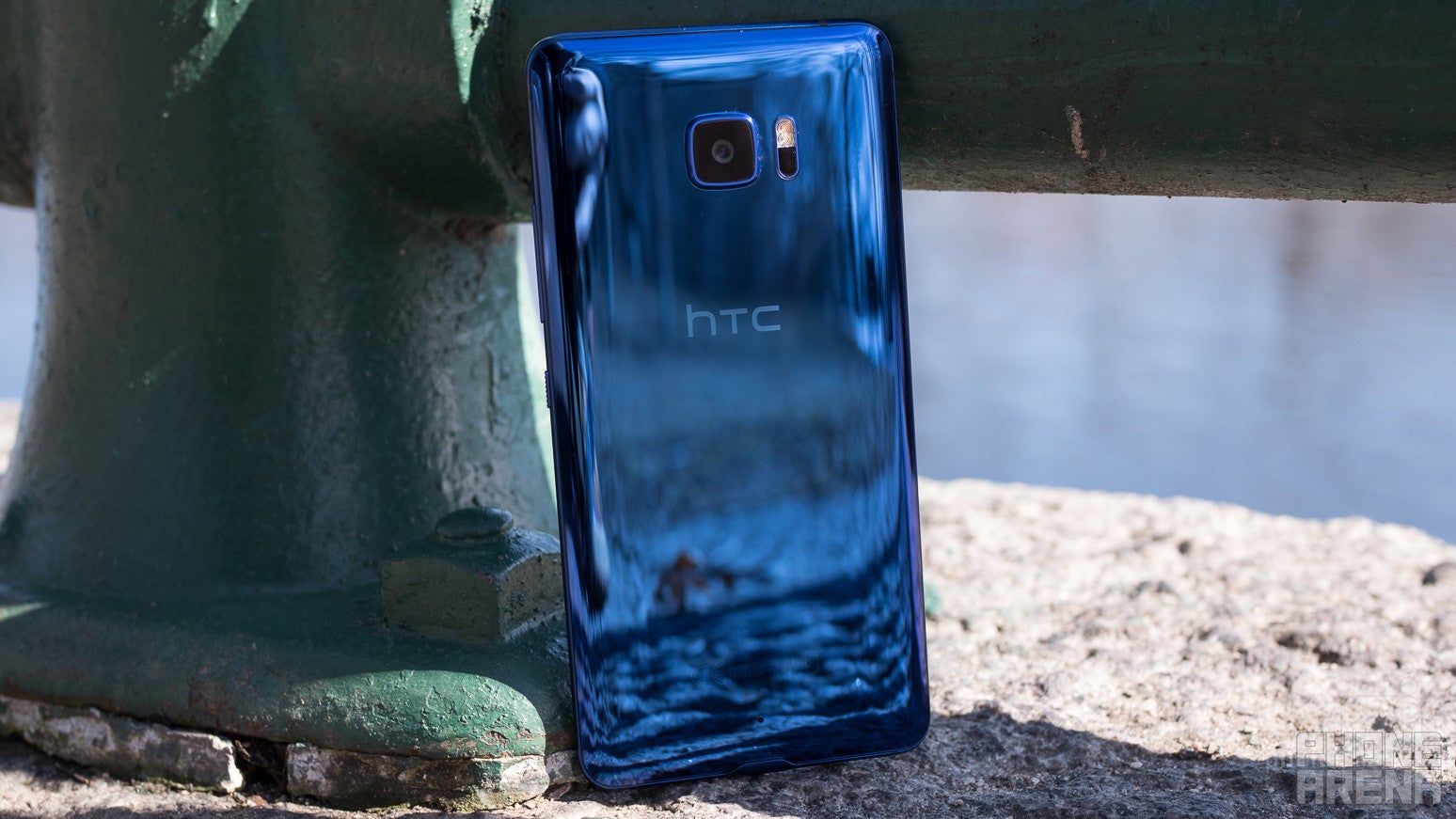 HTC U Ultra review: This gorgeous device is just too big, shiny