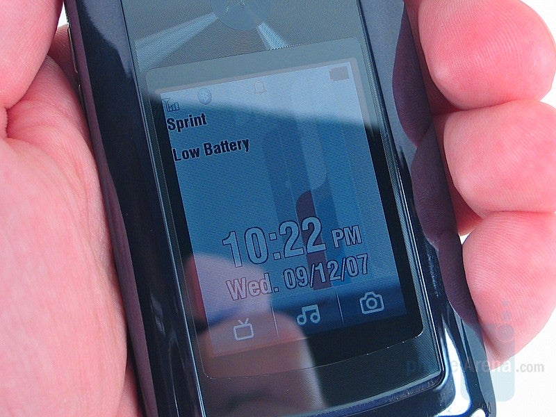 External display - Motorola RAZR2 V9m Sprint Review