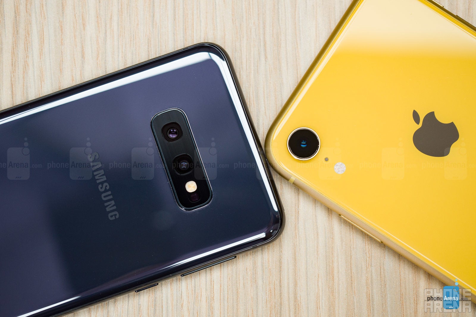 Samsung Galaxy S10e vs Apple iPhone XR