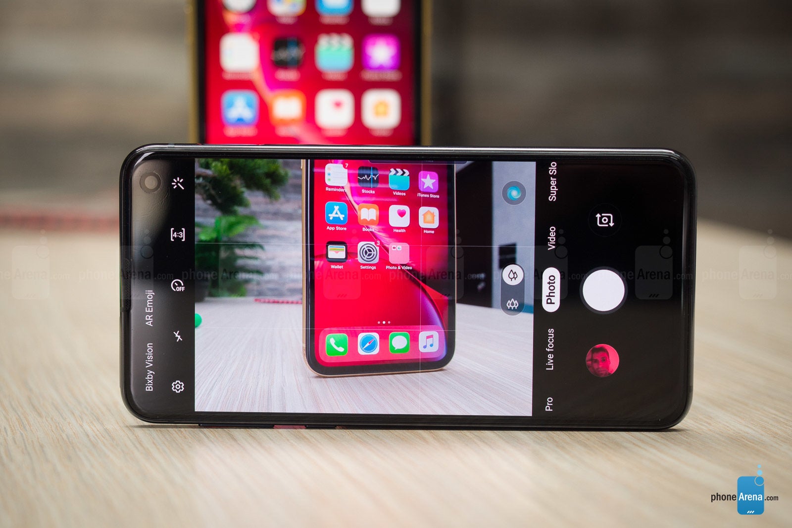 Samsung Galaxy S10e vs Apple iPhone XR