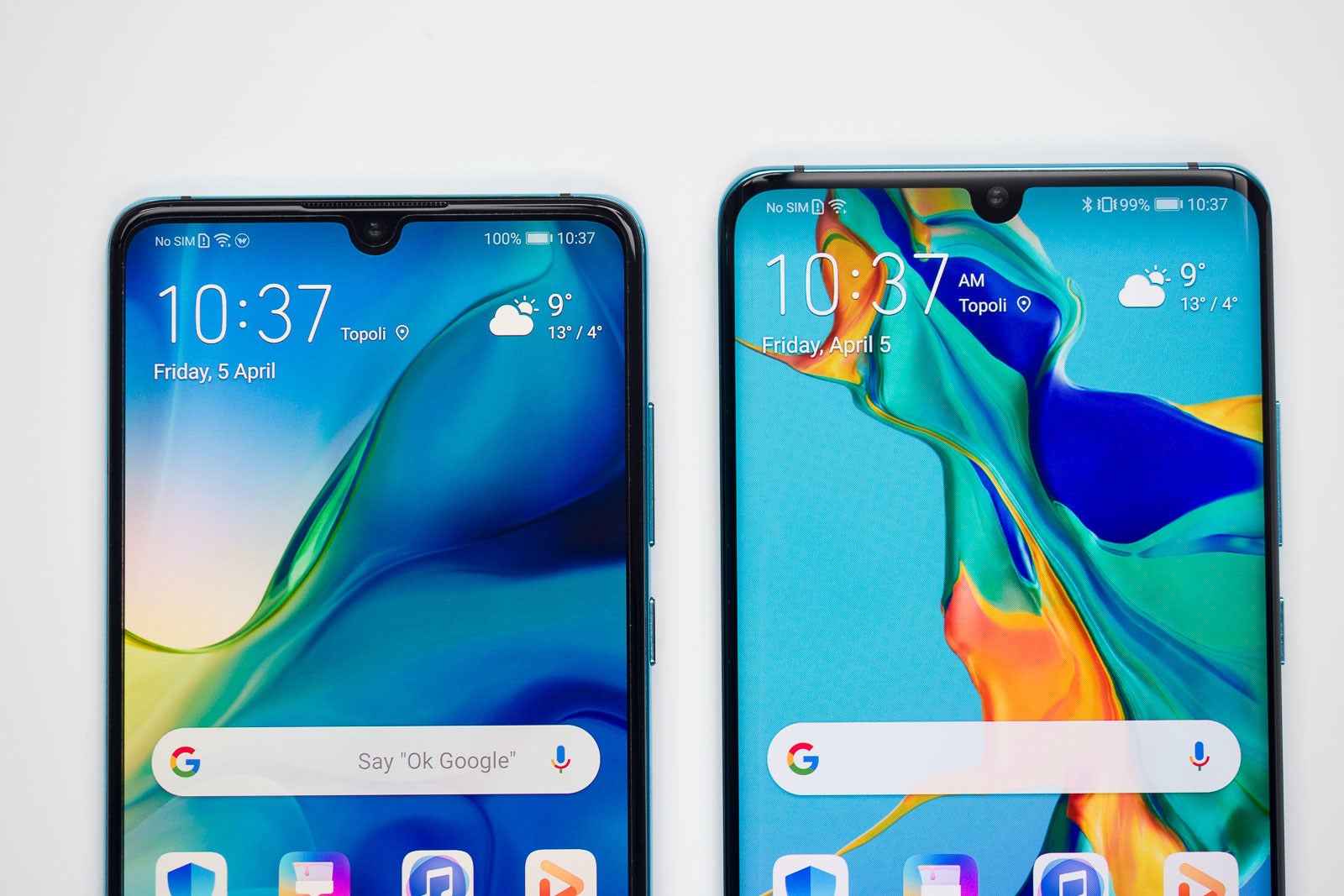 Huawei P30 on the left, P30 Pro -- on the right - Huawei P30 Review