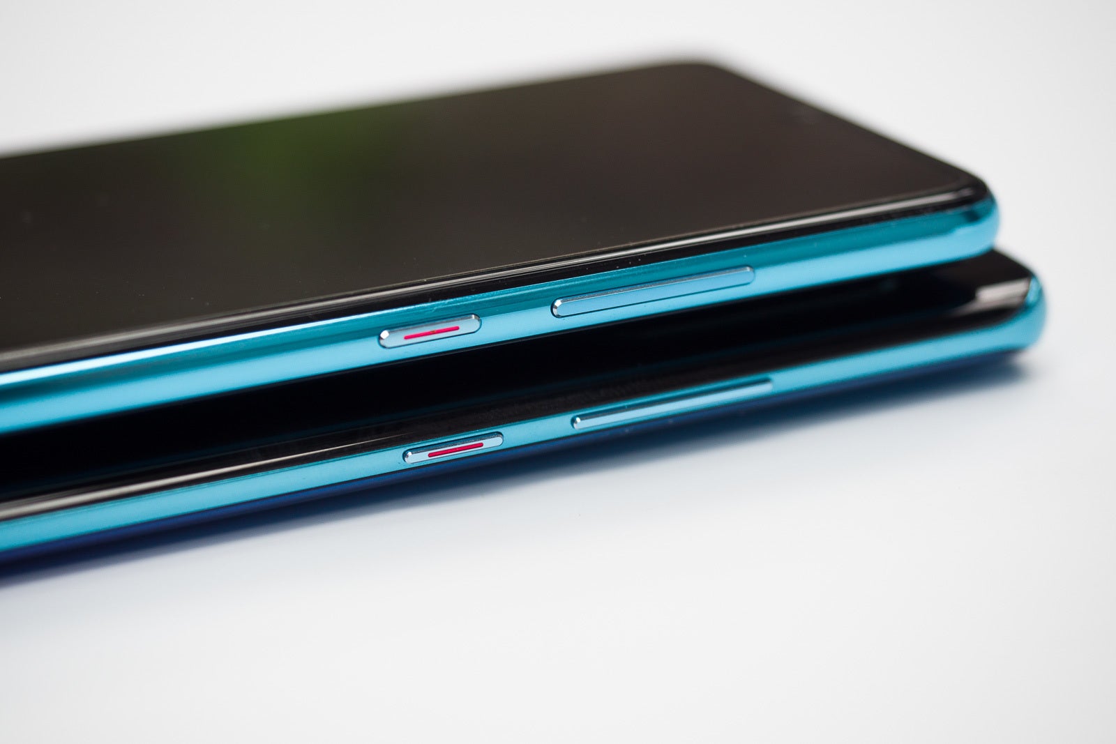 Huawei P30 on the top, P30 Pro -- on the bottom - Huawei P30 Review