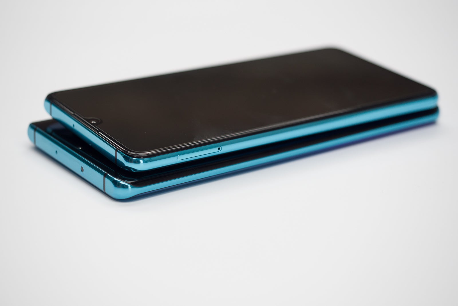 Huawei P30 on the top, P30 Pro -- on the bottom - Huawei P30 Review