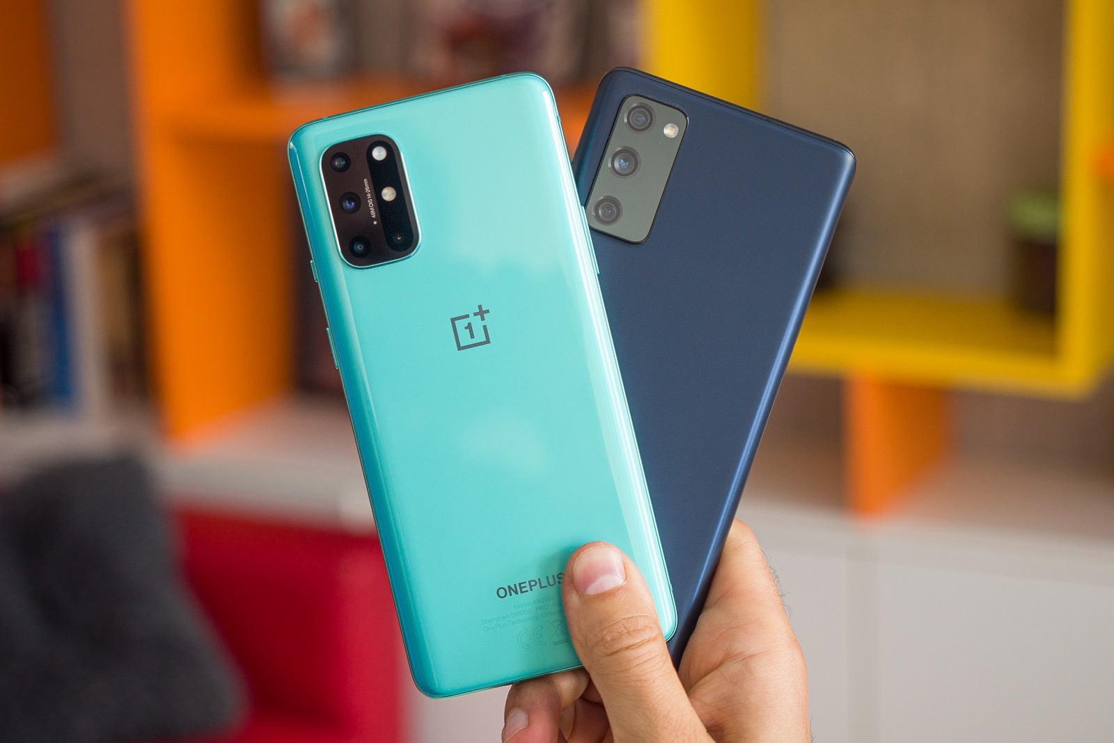 OnePlus 8T vs Samsung Galaxy S20 FE