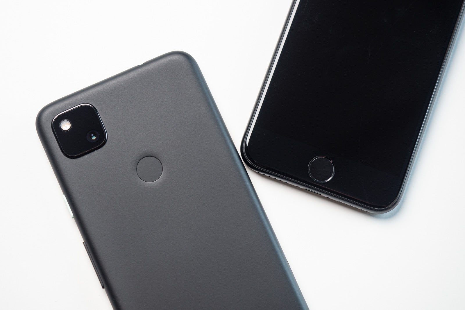 Google Pixel 4a vs Apple iPhone SE (2020)