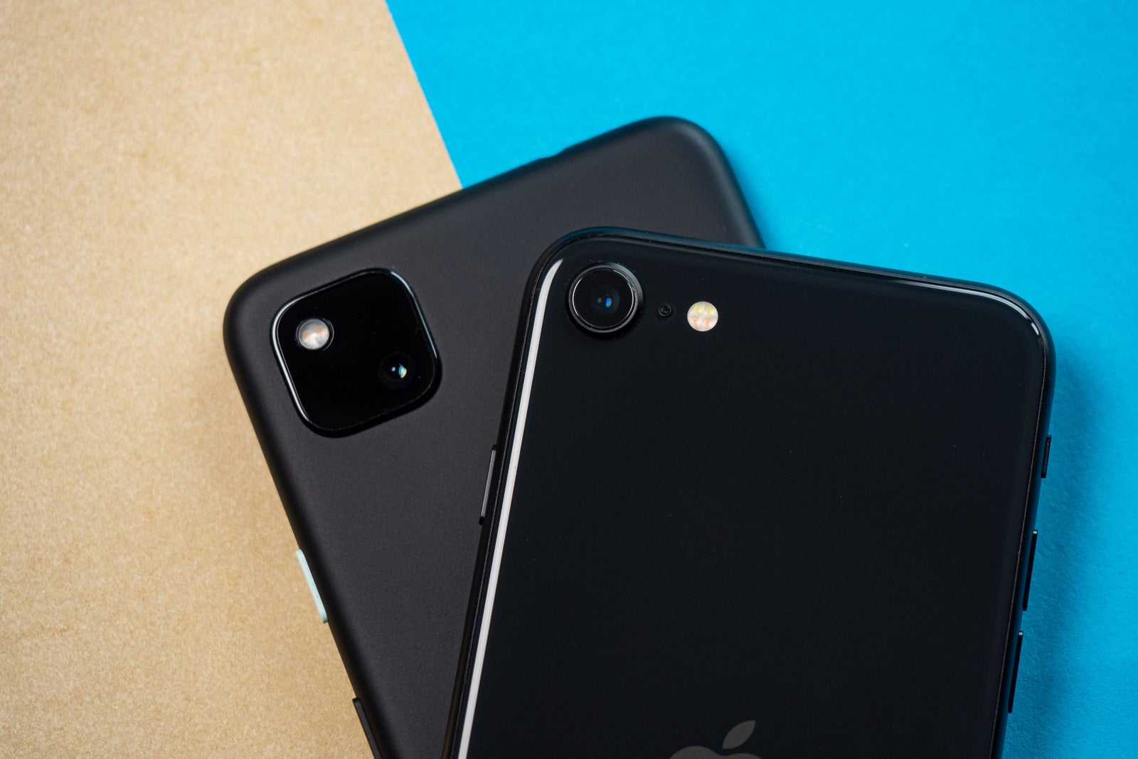 Google Pixel 4a vs Apple iPhone SE (2020)