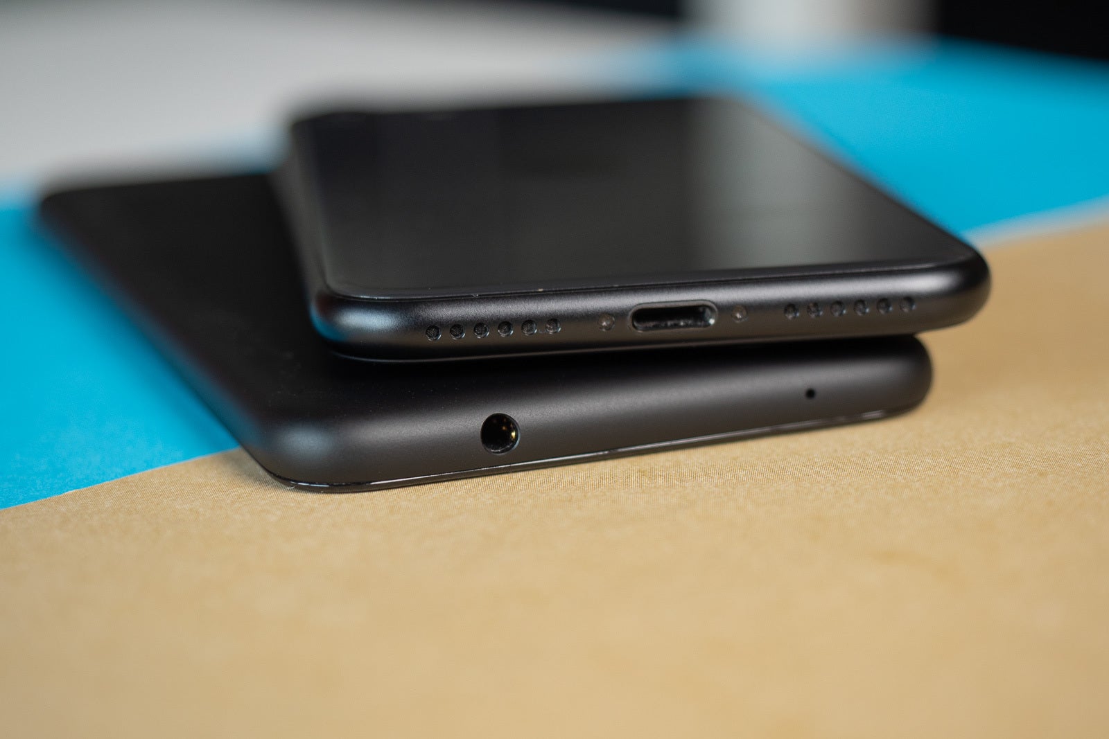 Google Pixel 4a vs Apple iPhone SE (2020)
