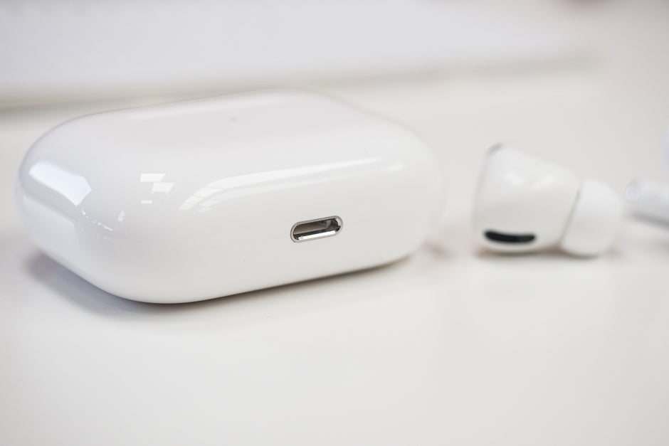 يتم شحن حقيبة AirPods Pro (الموضحة هنا) عبر Lightning ، بينما تستخدم حافظة Buds Live منفذ USB من النوع C - Galaxy Buds Pro مقابل AirPods Pro