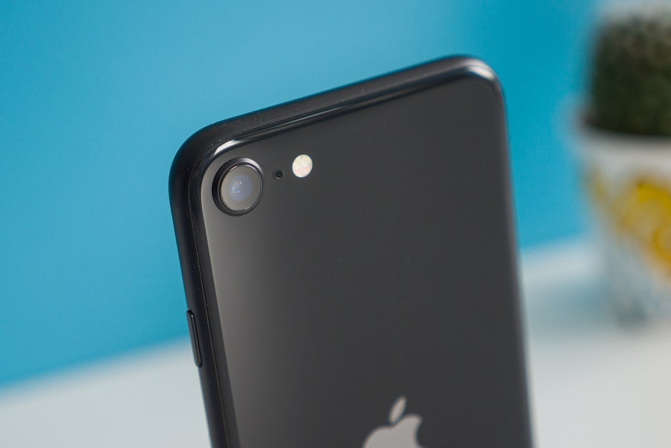 Samsung Galaxy A52 5G vs iPhone SE (2020): preview and expectations