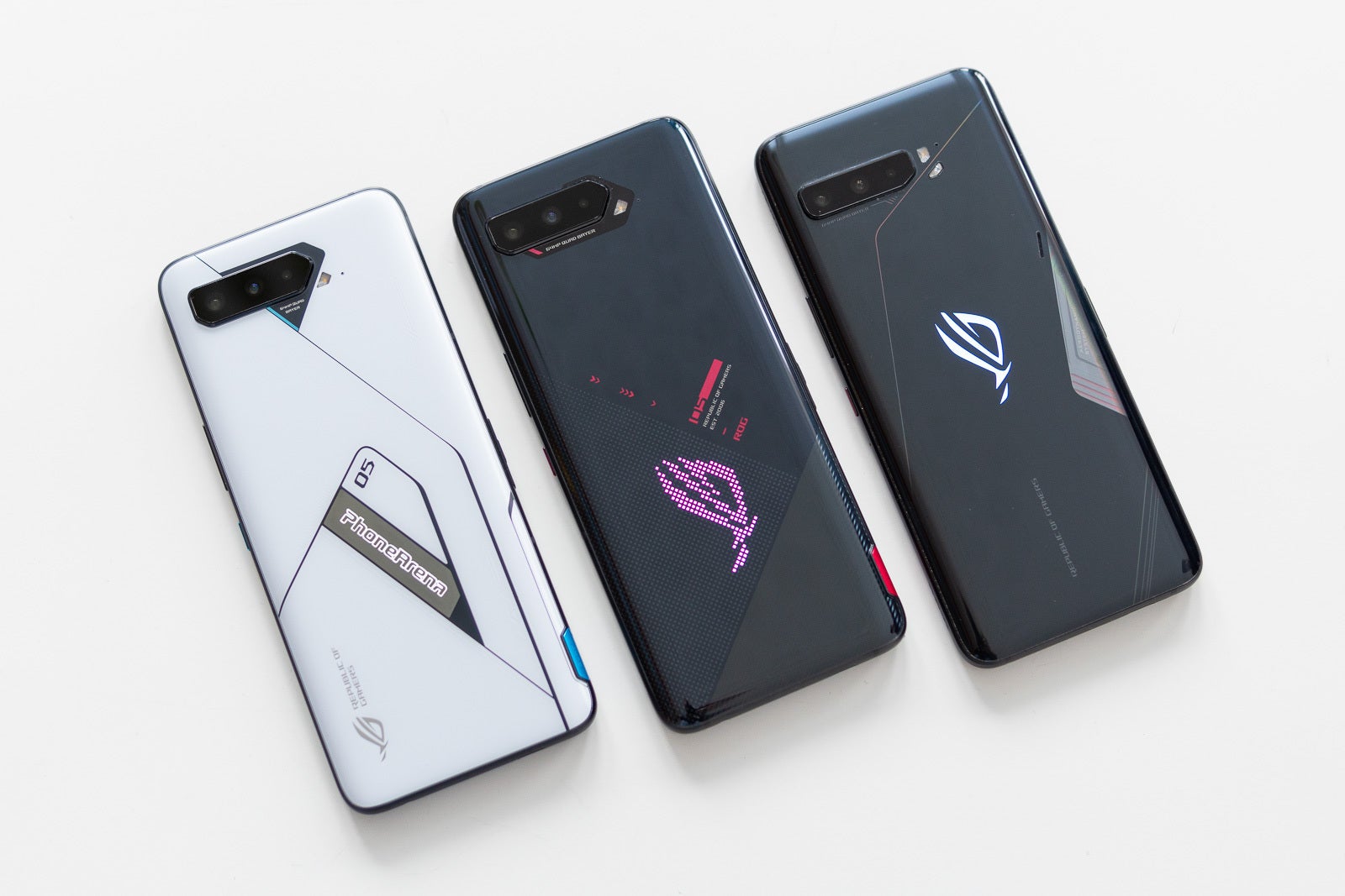 Asus ROG Phone 5 Ultimate (سمت چپ)، ROG Phone 5 (در مرکز) و سلف آنها، ROG Phone 3 (سمت راست) - بررسی Asus ROG Phone 5 Ultimate