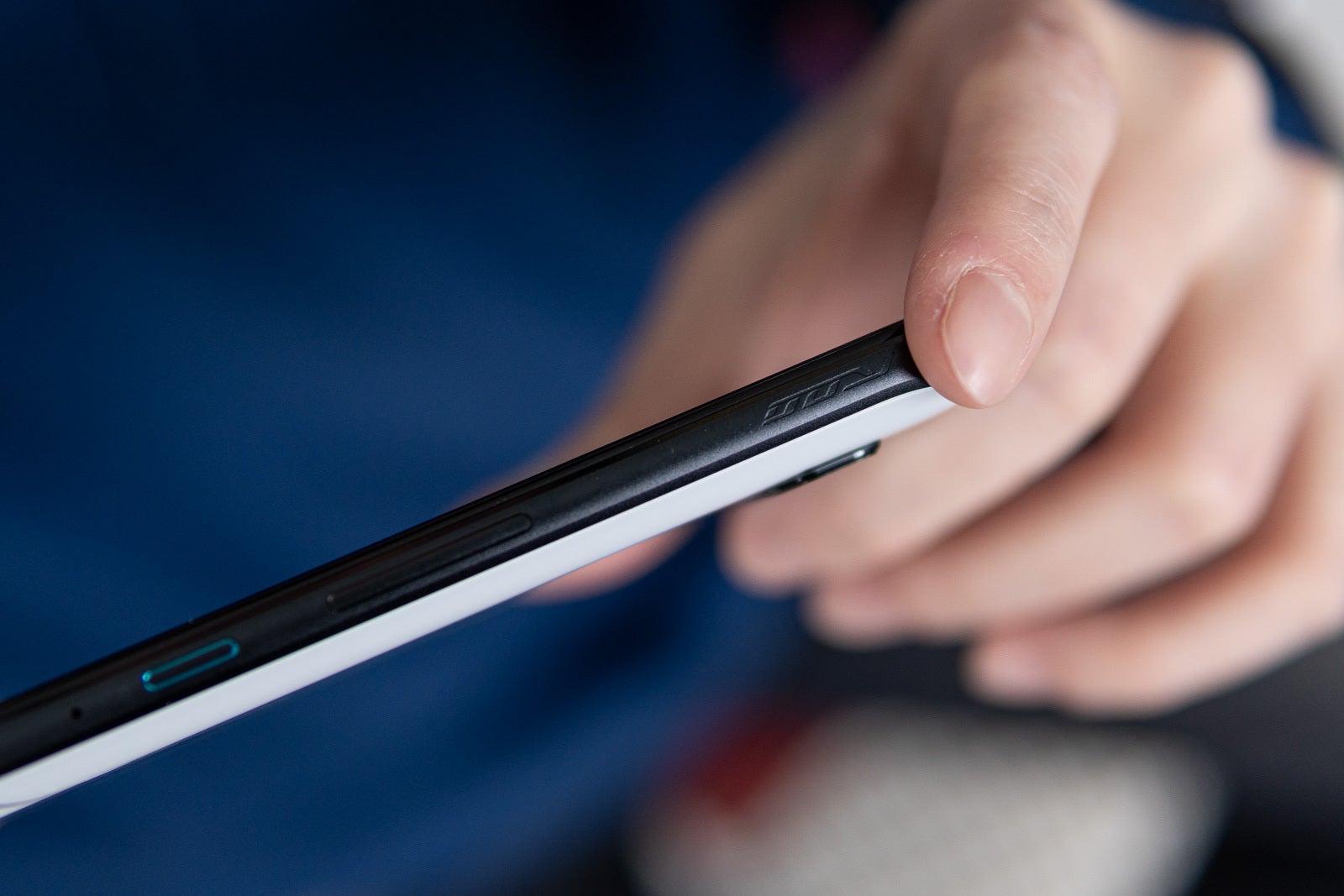 یکی از AirTrigger هایی که در قاب گوشی تعبیه شده است - بررسی Asus ROG Phone 5 Ultimate