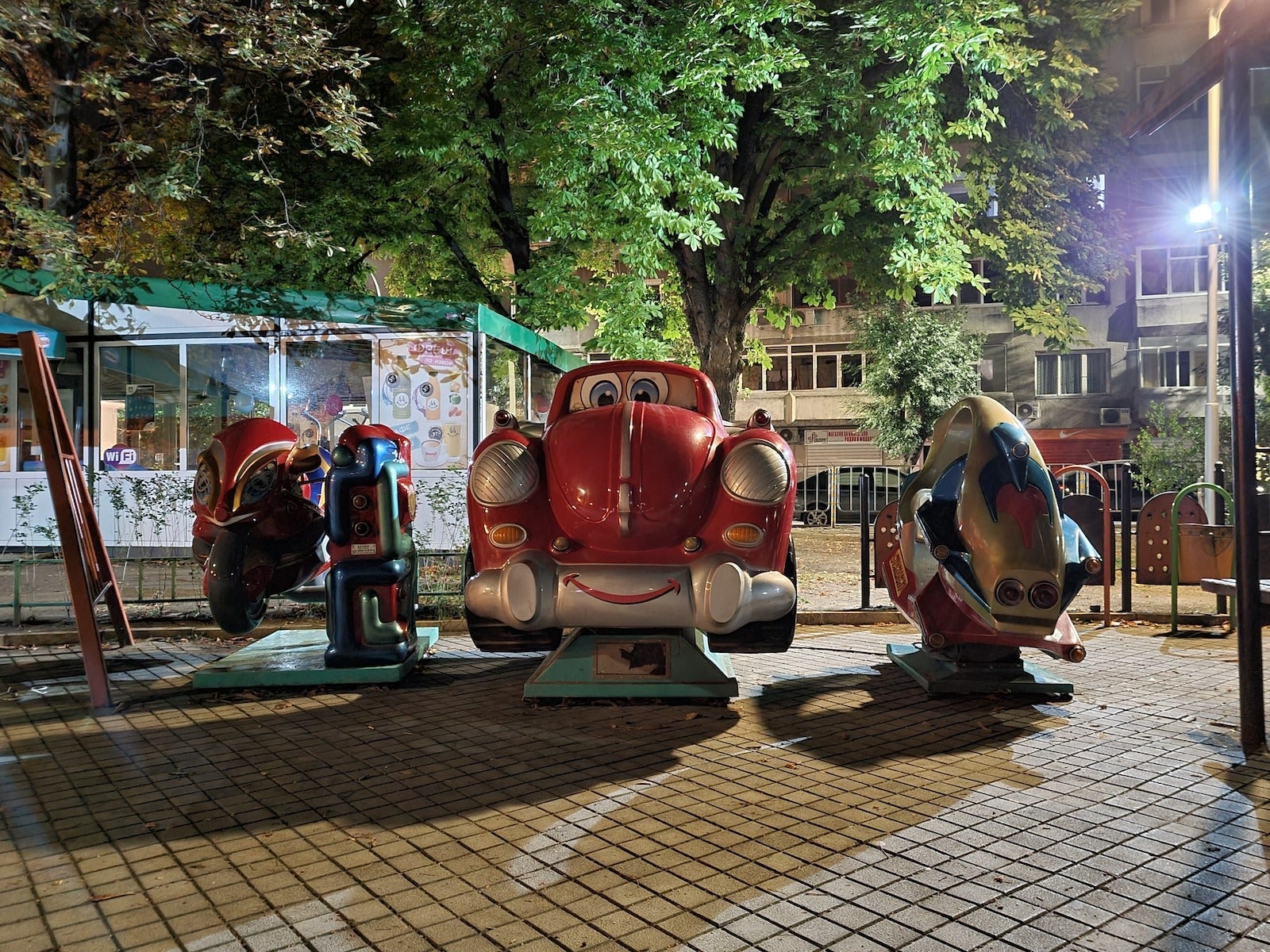 Galaxy Note 20 main camera, nighttime - OnePlus 9 Pro vs Samsung Galaxy Note 20