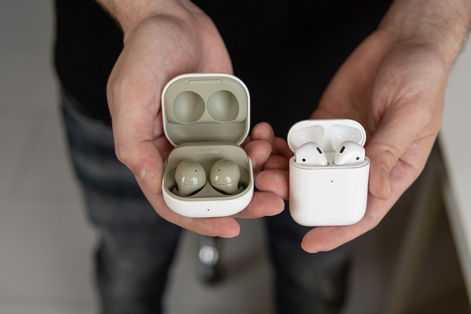 glans kontakt Seaside Samsung Galaxy Buds 2 vs Apple AirPods – there's a clear winner - PhoneArena