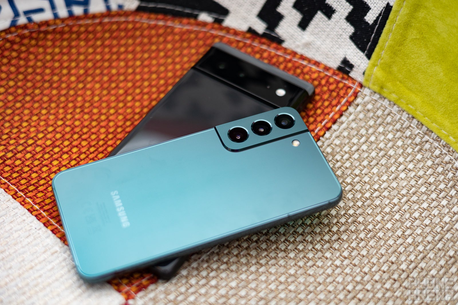 Samsung Galaxy S22 vs Google Pixel 6: Battle of the vanillas