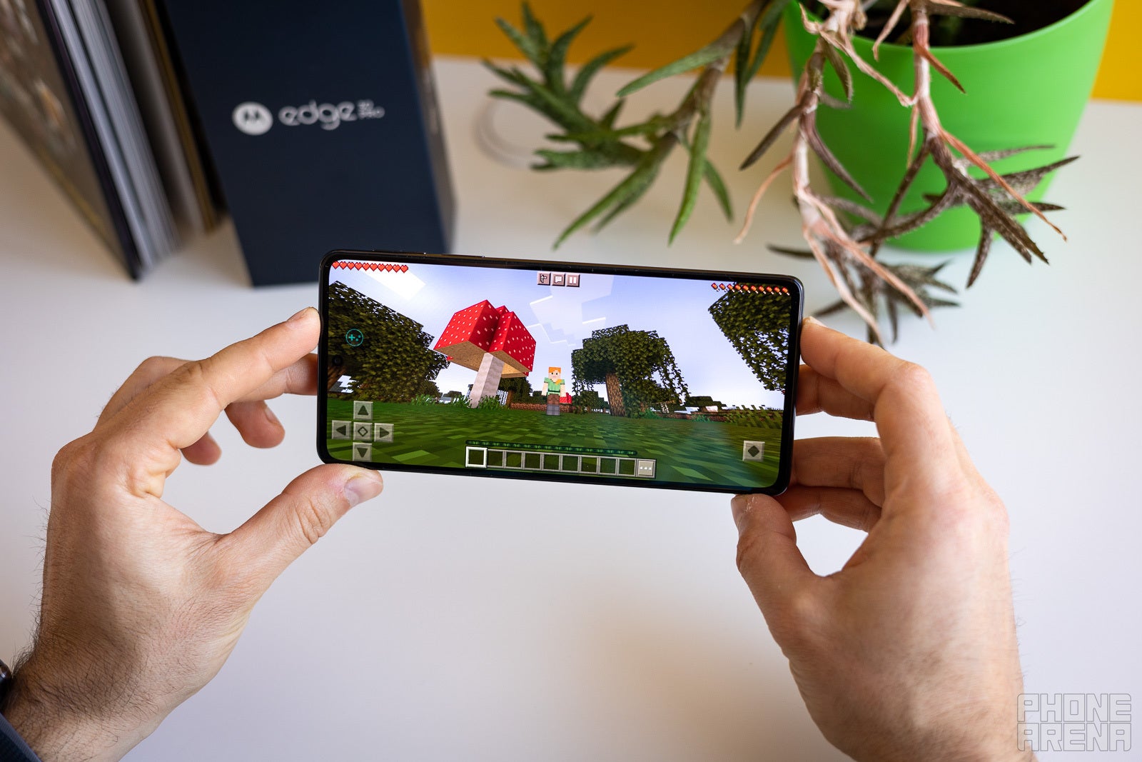 Motorola Edge 30 Pro smartphone review: with 12 GB of RAM, 6.7-inch OLED  display and affordable price, it rivals the Samsung Galaxy S22