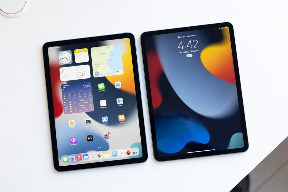 iPad Air 5 - left, iPad Pro - right; notice the slightly thinner bezels on the Pro - iPad Air (2022) vs 11-inch iPad Pro (2021): Save your money