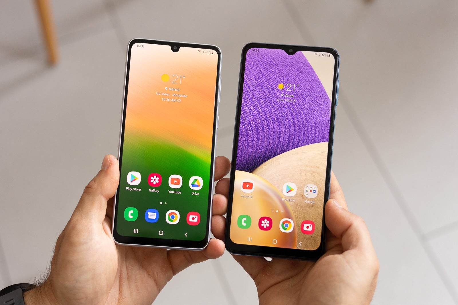 The new screen on the A33 (left) looks SO MUCH BETTER than the dim old-school LCD on the A32 (right) - Samsung Galaxy A33 5G vs Galaxy A32 5G: all the differences