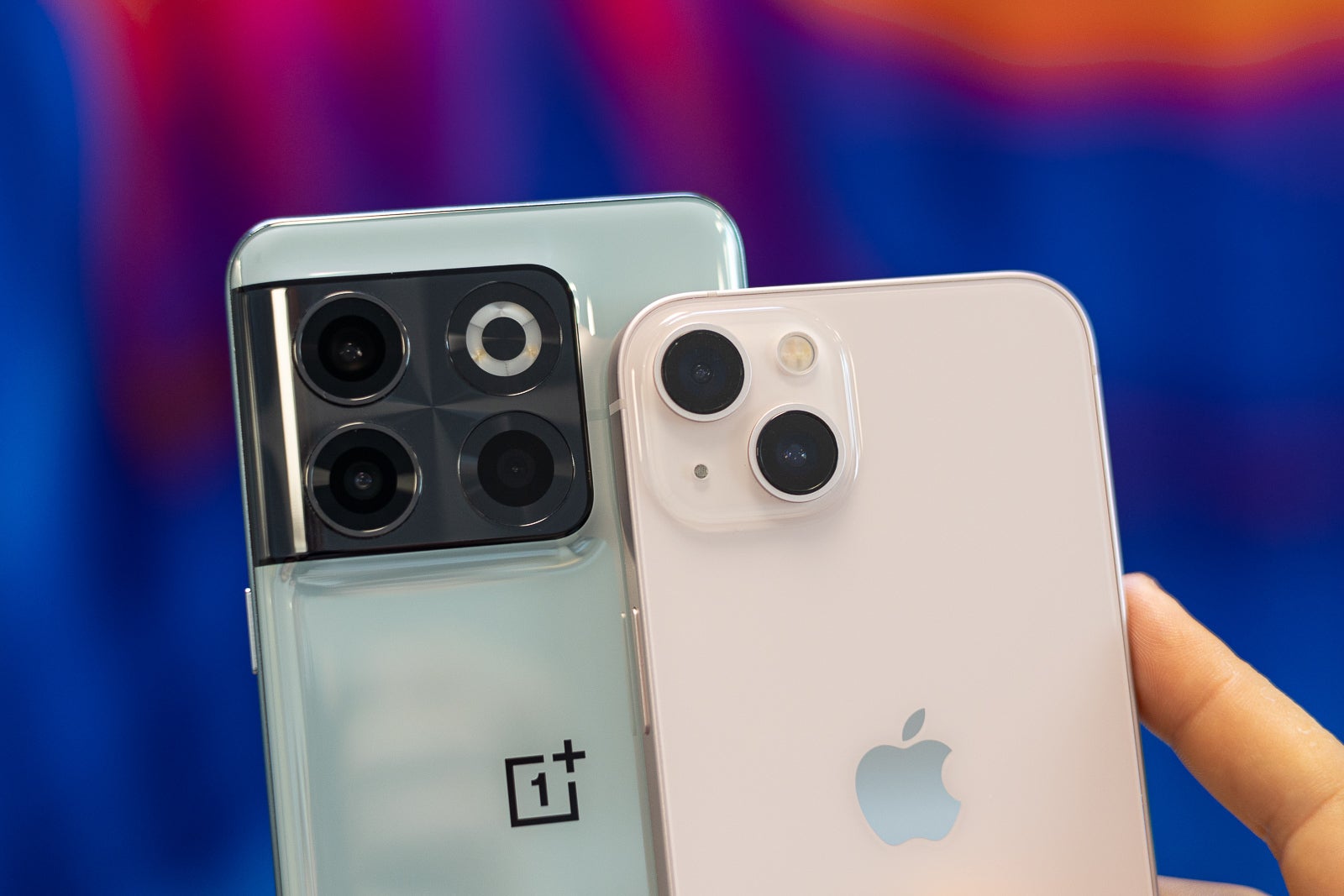 (Image credit - PhoneArena) OnePlus 10T camera (links) vs iPhone 13 (rechts) - OnePlus 10T vs iPhone 13 vergelijking: enorme oplaadverschillen