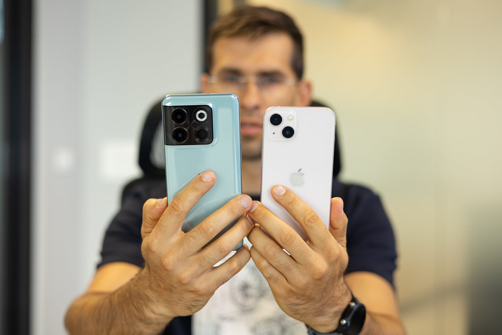 (Image credit - PhoneArena) OnePlus 10T terug (links) vs iPhone 13 (rechts) - OnePlus 10T vs iPhone 13 vergelijking: enorme oplaadverschillen