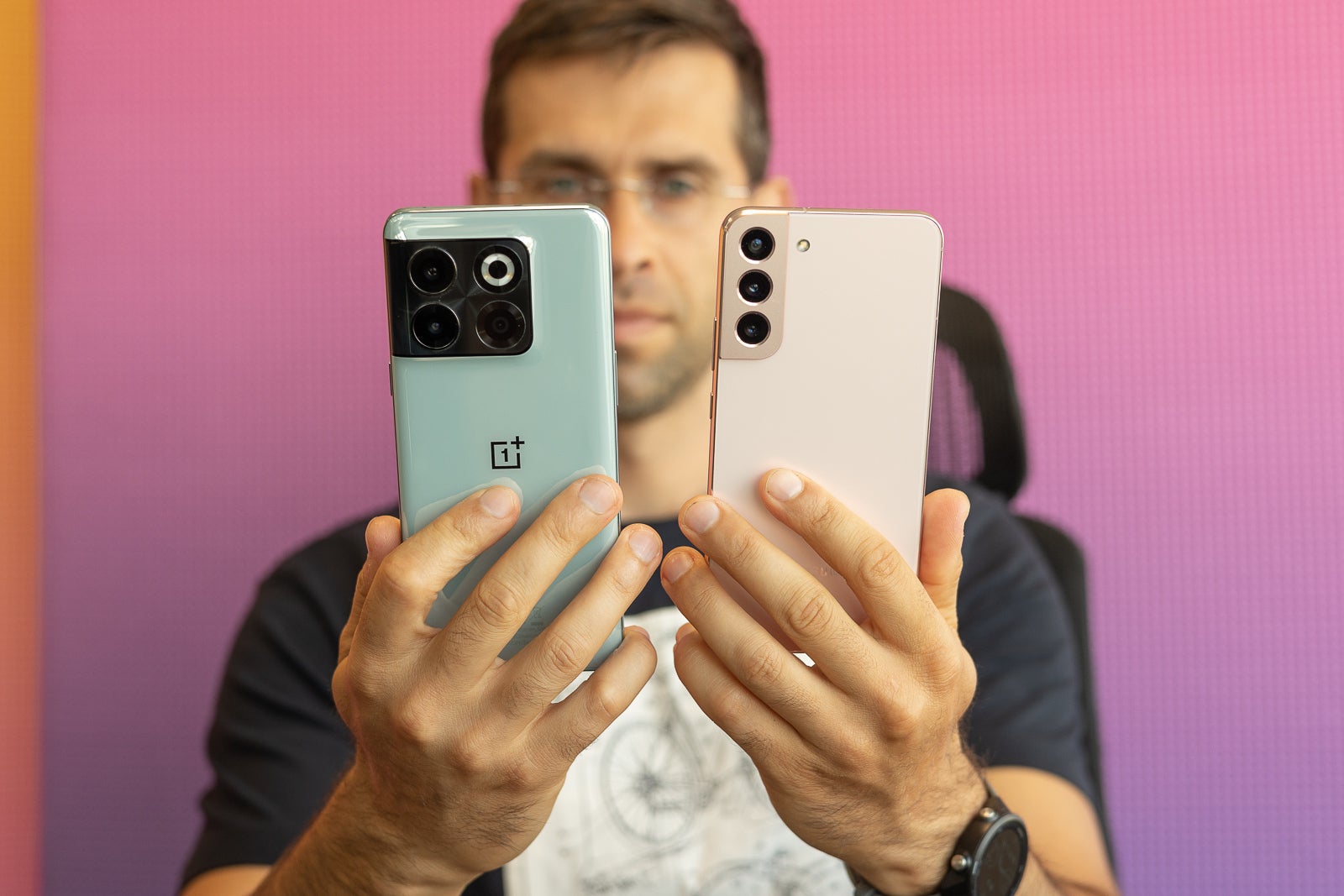 (Afbeelding tegoed - PhoneArena) OnePlus 10T terug (links) versus Galaxy S22+ (rechts) - OnePlus 10T versus Galaxy S22+ vergelijking: twee geweldige Android-opties, maar één is goedkoper