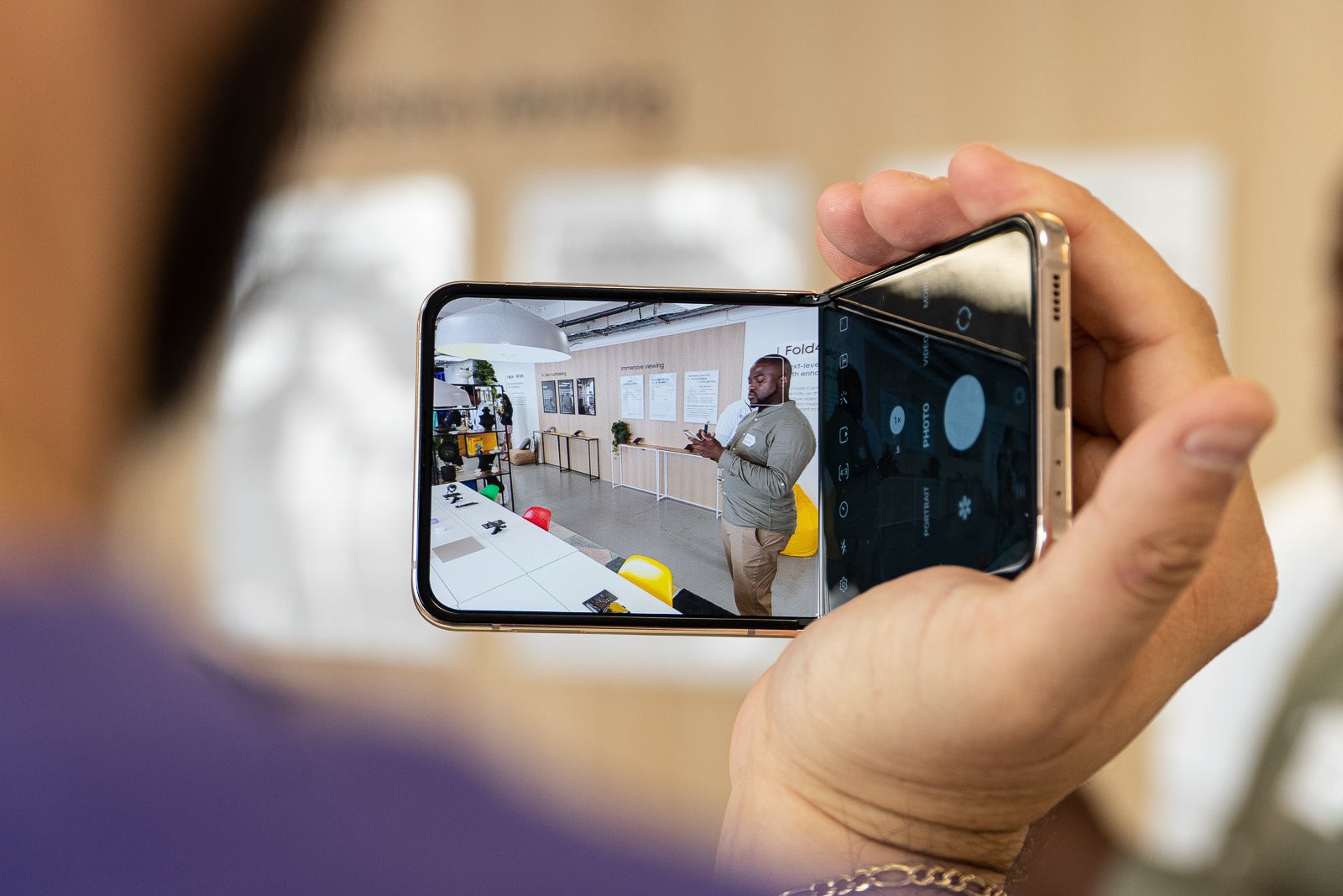 Umieszczanie kamery wideo w Galaxy Z Flip 4 - Motorola moto Razr 2022 kontra Samsung Galaxy Z Flip 4