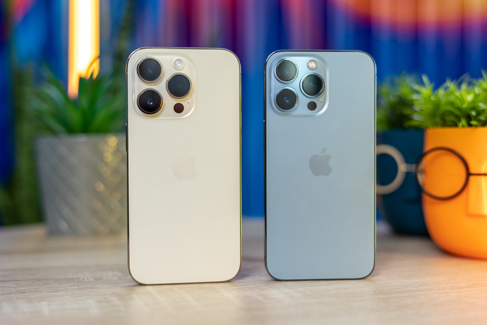 (Crédito da imagem - Phonearena) iPhone 14 Pro vs 13 Pro Design - iPhone 14 Pro vs iPhone 13 Pro: Principais diferenças