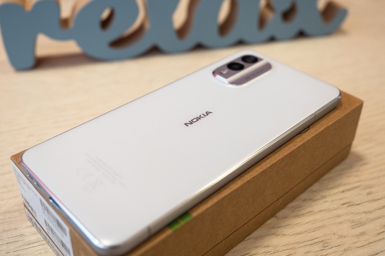 Le téléphone a l'air bien, même si le dos est en plastique (Crédit image PhoneArena) - Test du Nokia X30 5G : un peu exagéré